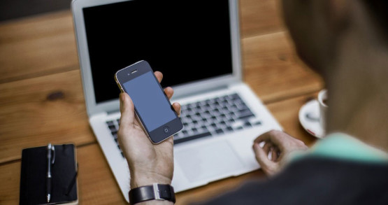 b019-mobile-tech-increases-their-work-hours